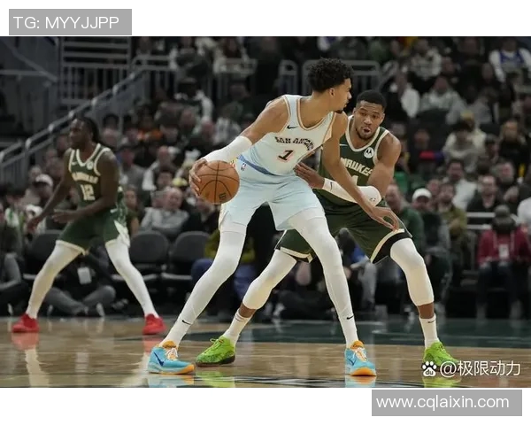 福克斯首节爆砍12分，马刺上半场66-53大比分领先雄鹿