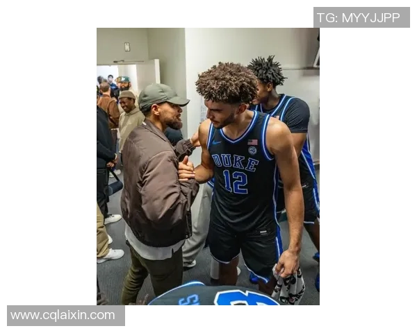 库里父子探访杜克男篮更衣室！斯蒂芬与热门秀卡梅隆·布泽尔同框